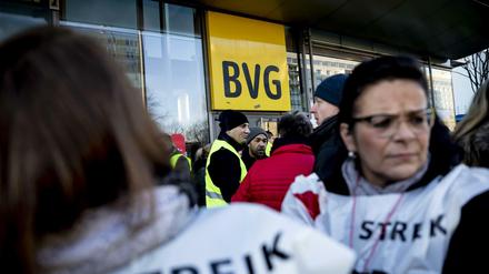 Streikende Arbeitnehmer der Berliner Verkehrsbetriebe.