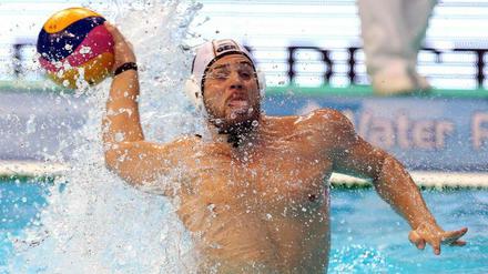 Marko Stamm, Wasserballnationalspieler von den Wasserfreunden Spandau 04, beim Ballwurf.