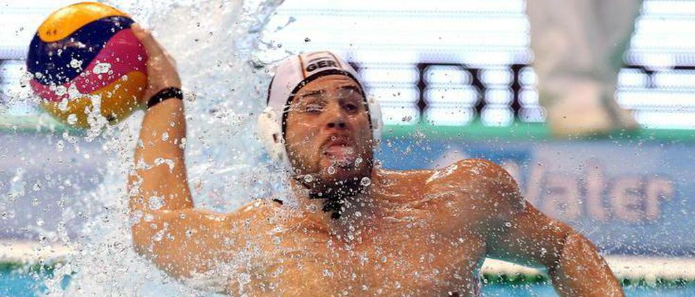 Marko Stamm, Wasserballnationalspieler von den Wasserfreunden Spandau 04, beim Ballwurf.