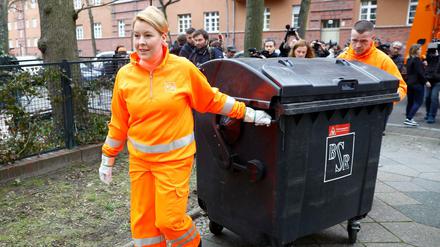 Franziska Giffey trug die orangefarbene Arbeitskleidung der BSR.