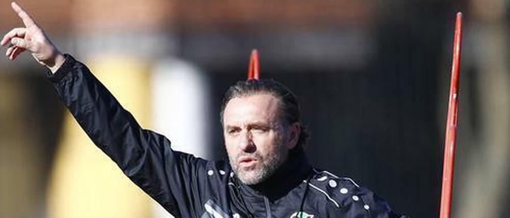 Eigentlich will er klare Zeichen setzen. An vielen Tagen übertreibt es Hannovers Trainer Thomas Doll aber mit der Wissensauffrischung bei seinen Spielern.