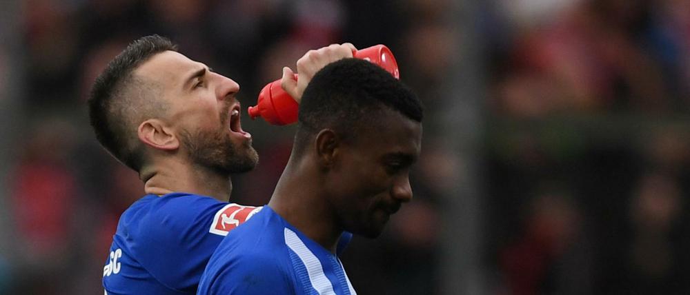 Vedad Ibisevic (l.) und Salomon Kalou nach der Niederlage in Freiburg.