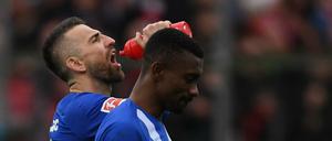 Vedad Ibisevic (l.) und Salomon Kalou nach der Niederlage in Freiburg.