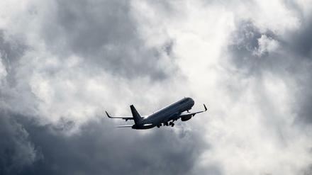 Flugzeuge sind Klimasünder: Wer mit dem Flieger verreist, verursacht laut Umweltbundesamt etwa 201 Gramm CO2 pro Flugkilometer. 