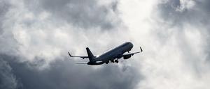 Flugzeuge sind Klimasünder: Wer mit dem Flieger verreist, verursacht laut Umweltbundesamt etwa 201 Gramm CO2 pro Flugkilometer. 