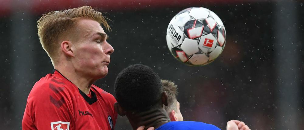 Harter Kampf. Hertha BSC wurde vom SC Freiburg niedergerungen. 