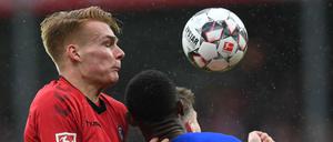 Harter Kampf. Hertha BSC wurde vom SC Freiburg niedergerungen. 