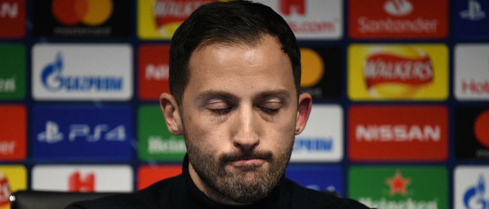Augen zu und weg? Domenico Tedesco bei der Pressekonferenz nach dem Spiel.
