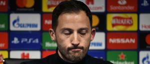 Augen zu und weg? Domenico Tedesco bei der Pressekonferenz nach dem Spiel.