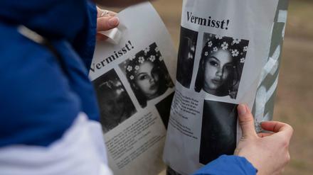 Flugblätter an einen Laternenpfahl zum Fall der vermissten Rebecca. 