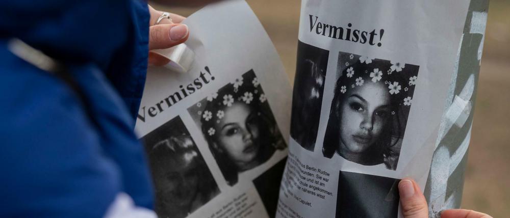 Flugblätter an einen Laternenpfahl zum Fall der vermissten Rebecca.