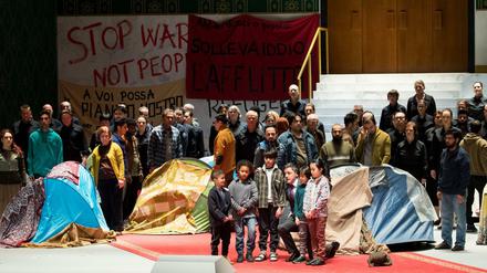 Alexander Vinogradov (vorne, mitte) als Zaccaria, Kinder von Geflüchteten, Mitglieder eines Projektchors mit Geflüchteten und Mitglieder des Chors der Hamburgischen Staatsoper in "Nabucco".