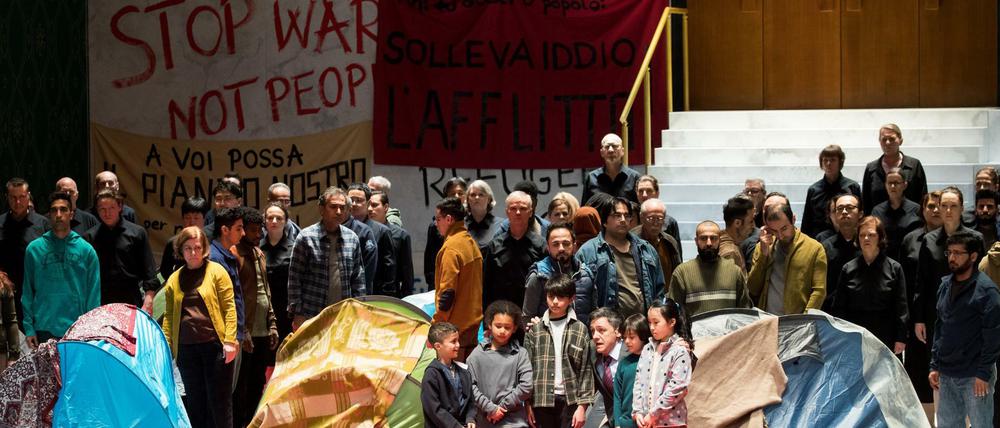 Alexander Vinogradov (vorne, mitte) als Zaccaria, Kinder von Geflüchteten, Mitglieder eines Projektchors mit Geflüchteten und Mitglieder des Chors der Hamburgischen Staatsoper in "Nabucco".