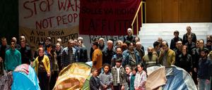 Alexander Vinogradov (vorne, mitte) als Zaccaria, Kinder von Geflüchteten, Mitglieder eines Projektchors mit Geflüchteten und Mitglieder des Chors der Hamburgischen Staatsoper in "Nabucco".