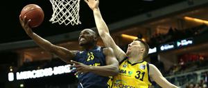 Rickey Paulding von Oldenburg (l) springt zum Korb gegen Albas Rokas Giedraitis.