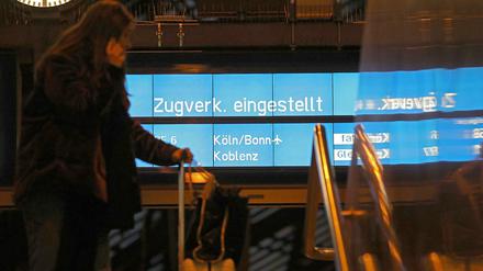 Vielerorts war der Zugverkehr am Sonntag komplett eingestellt, auch in Köln.