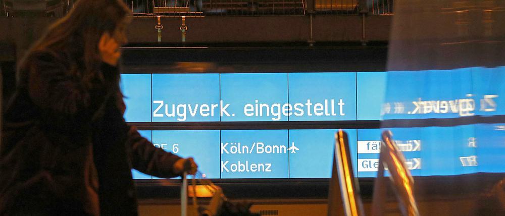 Vielerorts war der Zugverkehr am Sonntag komplett eingestellt, auch in Köln.