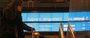 Vielerorts war der Zugverkehr am Sonntag komplett eingestellt, auch in Köln.