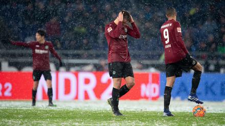 Trauer im Schnee. Hannovers Genki Haraguchi, Hendrik Weydandt und Jonathas (v.l.) stehen nach dem 2:3 auf dem Feld.
