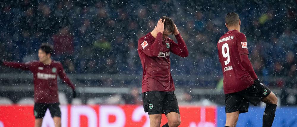 Trauer im Schnee. Hannovers Genki Haraguchi, Hendrik Weydandt und Jonathas (v.l.) stehen nach dem 2:3 auf dem Feld.