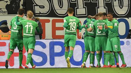 Sie jubeln wieder. Borussia Mönchengladbach freut sich über das Siegtor von Nico Elvedi.