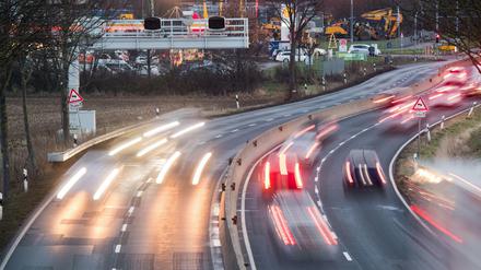 Autos fahren auf der Bundesstraße B6 in der Region Hannover vorbei an einem Streckenradar (Aufnahme mit langer Verschlusszeit). 