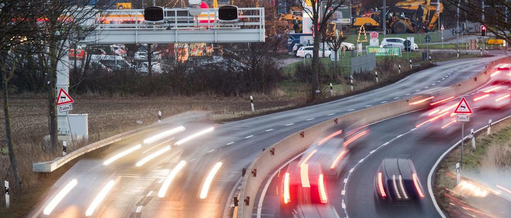 Autos fahren auf der Bundesstraße B6 in der Region Hannover vorbei an einem Streckenradar (Aufnahme mit langer Verschlusszeit). 