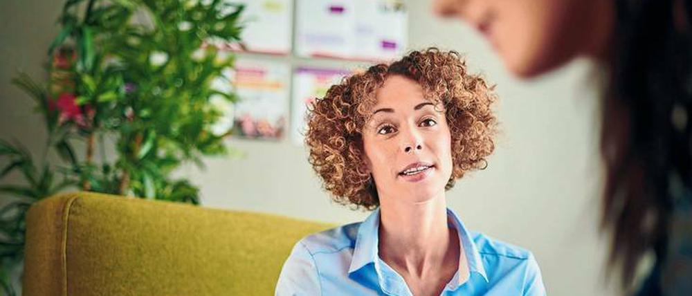Psychotherapeutinnen und Psychotherapeuten sollen nach wissenschaftlichen Maßstäben diagnostizieren und behandeln. Ärzte befürchten jedoch, das neue Studienfach könne das nicht gewährleisten und warnen vor einer "Mogelpackung".