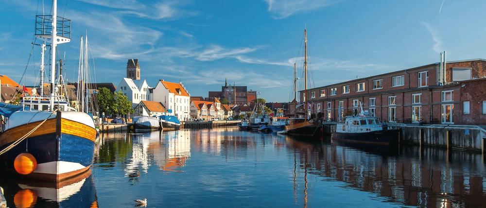 Wismars Altstadt gilt zurecht als eine der schönsten an der Ostsee - ein perfekter Ausgangspunkt für eine Tour auf dem Ostseeküsten-Radweg.