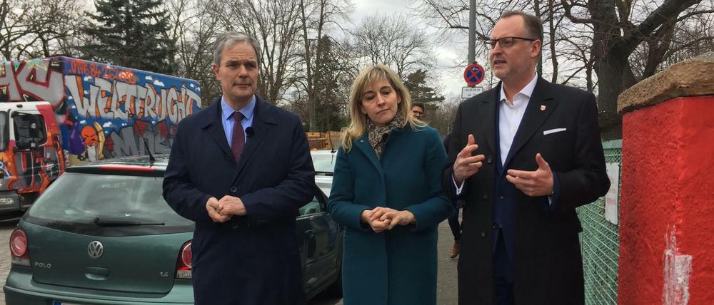 Burkard Dregger, Nina Warken und Falko Liecke (v.l.n.r.) beim Rundgang durch Neukölln.
