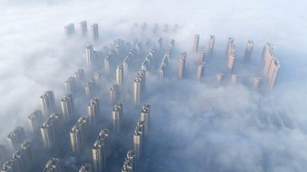 Hochhäuser ragen aus dem Smog der Stadt Nantong in der ostchinesischen Provinz Jiangsu heraus.