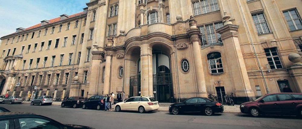 Der Physiotherapeut Ralf B. steht wegen mutmaßlicher sexueller Übergriffe vor dem Berliner Landgericht.