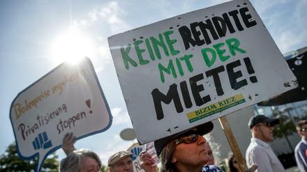 Demonstranten des "Bündnis #Mietenwahnsinn" stehen mit einem Schild "Keine Rendite mit der Miete" vor Beginn des Wohngipfels vor dem Bundeskanzleramt.