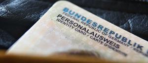 Ein deutscher Personalausweis ragt aus einer Geldbörse.