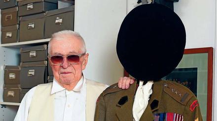 Andrzej Wirth in seiner Wohnung neben der Uniform seines Vaters, der Mitglied der polnischen Exilregierung war.