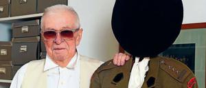 Andrzej Wirth in seiner Wohnung neben der Uniform seines Vaters, der Mitglied der polnischen Exilregierung war.