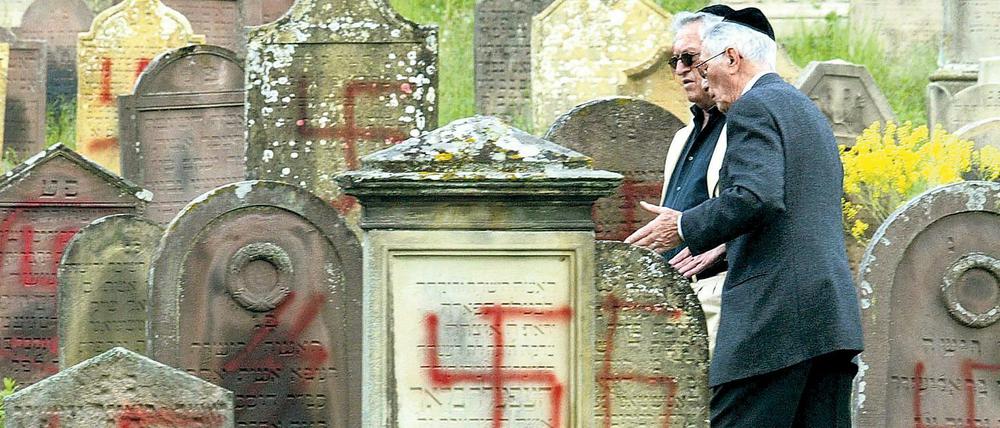 Ein geschändeter jüdischer Friedhof in Herrlisheim, Frankreich.
