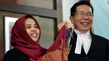 Siti Aisyah zeigt sich glücklich bei einer Pressekonferenz in der indonesischen Botschaft in Kuala Lumpur.