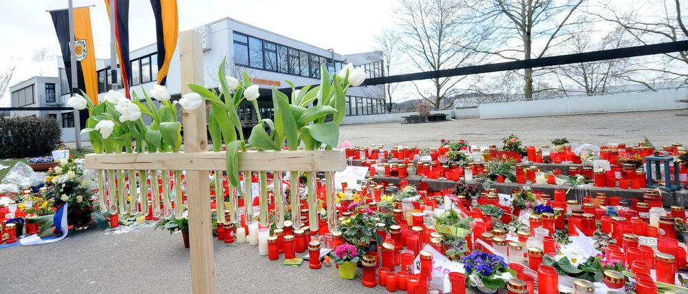 Ein Holzkreuz mit 16 weißen Tulpen steht vor der Albertville Realschule in Winnenden. (Archivbild 20.03.2009)