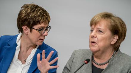 Die "Non"-Sagerinnen: Annegret Kramp-Karrenbauer (l.) und Bundeskanzlerin Angela Merkel.
