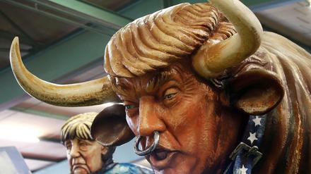 Figuren von Donald Trump und Angela Merkel aus dem Mainzer Karneval.