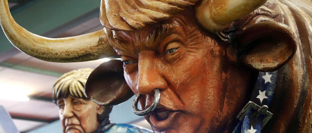 Figuren von Donald Trump und Angela Merkel aus dem Mainzer Karneval.