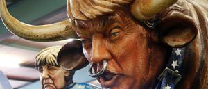 Figuren von Donald Trump und Angela Merkel aus dem Mainzer Karneval.