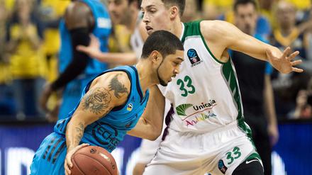 Peyton Siva (l) von Alba Berlin gegen Kyle Wiltjer von Unicaja Malaga. 
