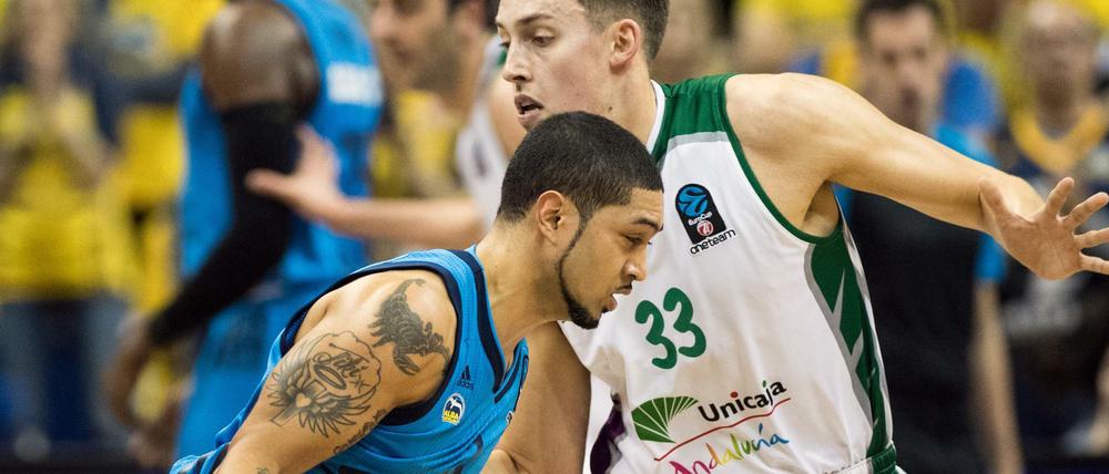 Peyton Siva (l) von Alba Berlin gegen Kyle Wiltjer von Unicaja Malaga. 