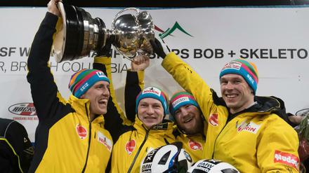 So sehen Sieger aus. Thorsten Margis (von links nach rechts), Francesco Friedrich, Martin Grothkopp und Candy Bauer nach ihrem WM-Erfolg im Viererbob. 