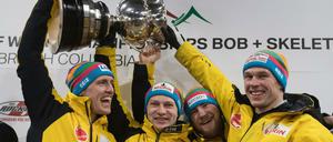 So sehen Sieger aus. Thorsten Margis (von links nach rechts), Francesco Friedrich, Martin Grothkopp und Candy Bauer nach ihrem WM-Erfolg im Viererbob. 