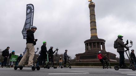 Aktivisten fahren mit ihren Elektrokleinstfahrzeugen während einer Demonstration am 13.12.2018 um den Großen Stern in Berlin. 