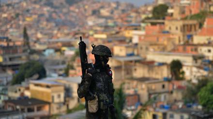 Ein brasilianischer Soldat steht Wache während einer Drogen-Razzia in der Favela «Alemao».
