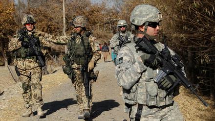 Deutsche Bundeswehr-Soldaten und US-Truppen auf einer gemeinsamen Mission in Afghanistan